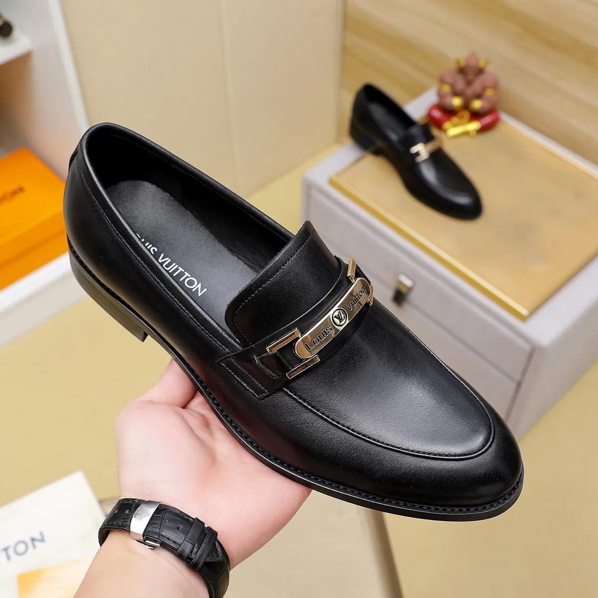 Men's Men's Shoes 💰420 💰[Louis Vuitton] LV high-end business formal leather shoes! ! Luxurious and elegant style, equal emphasis on practicality and style, professional focus on details and quality, counter original 1⃣️: 1⃣️ super accurate reproduction👍🏻! Material: The upper is made of imported original soft 🐂cowhide ➕imported first-layer sheepskin lining. Original anti-slip and wear-resistant outsole! Code number: 39--45, (38.46 custom-made) Large quantities in stock!